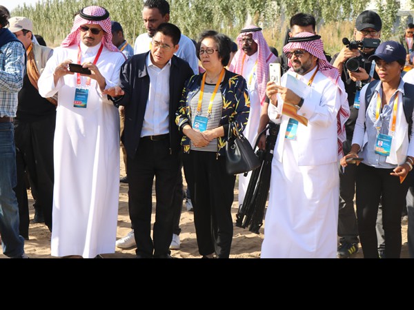 “一带一路”生态治理民间合作国际论坛代表考察甘肃建投全国荒漠化防治(机械治沙工程)试验示范基地 “一带一路”生态治理民间合作国际论坛代表考察甘肃建投全国荒漠化防治(机械治沙工程)试验示范基地