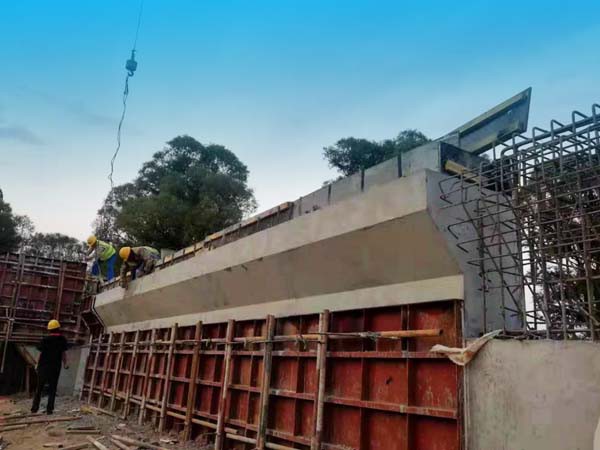 定西至临洮高速公路工程桥梁下部构造施工大干热潮