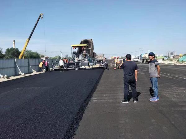 武威北二环项目主干道进入最后铺设沥青阶段