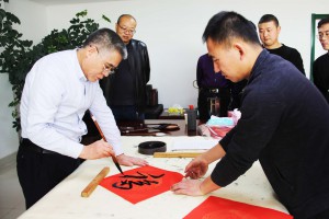 妙笔丹青描万福，墨香四溢喜万家             ——新能源公司开展“送万福进万家”活动