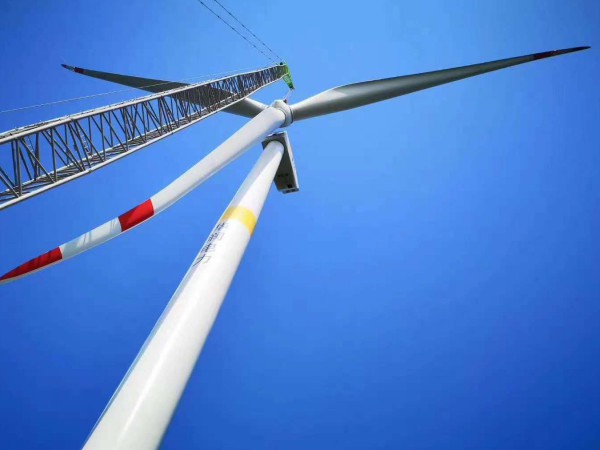 新能源公司各项目进行风电塔筒消缺工作