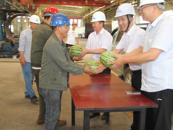 金宝慱亚洲体育 开展“关爱职工 夏送清凉”慰问活动 ——炎炎夏日战酷暑  慰问一线润心田