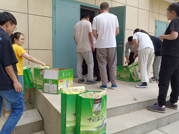 一线送清凉  关怀暖人心