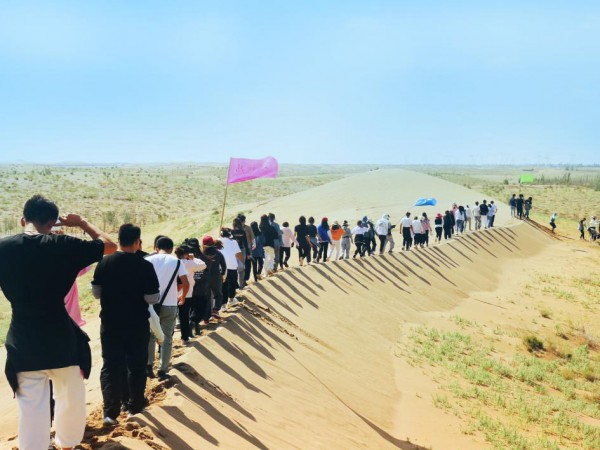 金宝慱亚洲体育沙漠研学旅行基地  举办“凝心聚力·激扬青春”主题团建活动