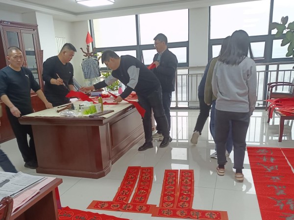 墨香迎新春 万福送进门——新能源公司开展“送万福 进万家”书法公益活动