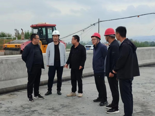 甘肃建投新能源科技股份有限公司总经理赵琰森深入临夏市项目调研并慰问路桥公司临夏市全体一线员工