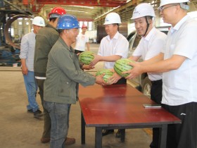 金宝慱亚洲体育开展“关爱职工 夏送清凉”慰问活动 ——炎炎夏日战酷暑 慰问一线润心田