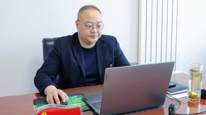 不负耕耘 争做时代奋斗者——记甘肃建投2023—2024年劳动模范 李万荣 不负耕耘 争做时代奋斗者——记甘肃建投2023—2024年劳动模范 李万荣